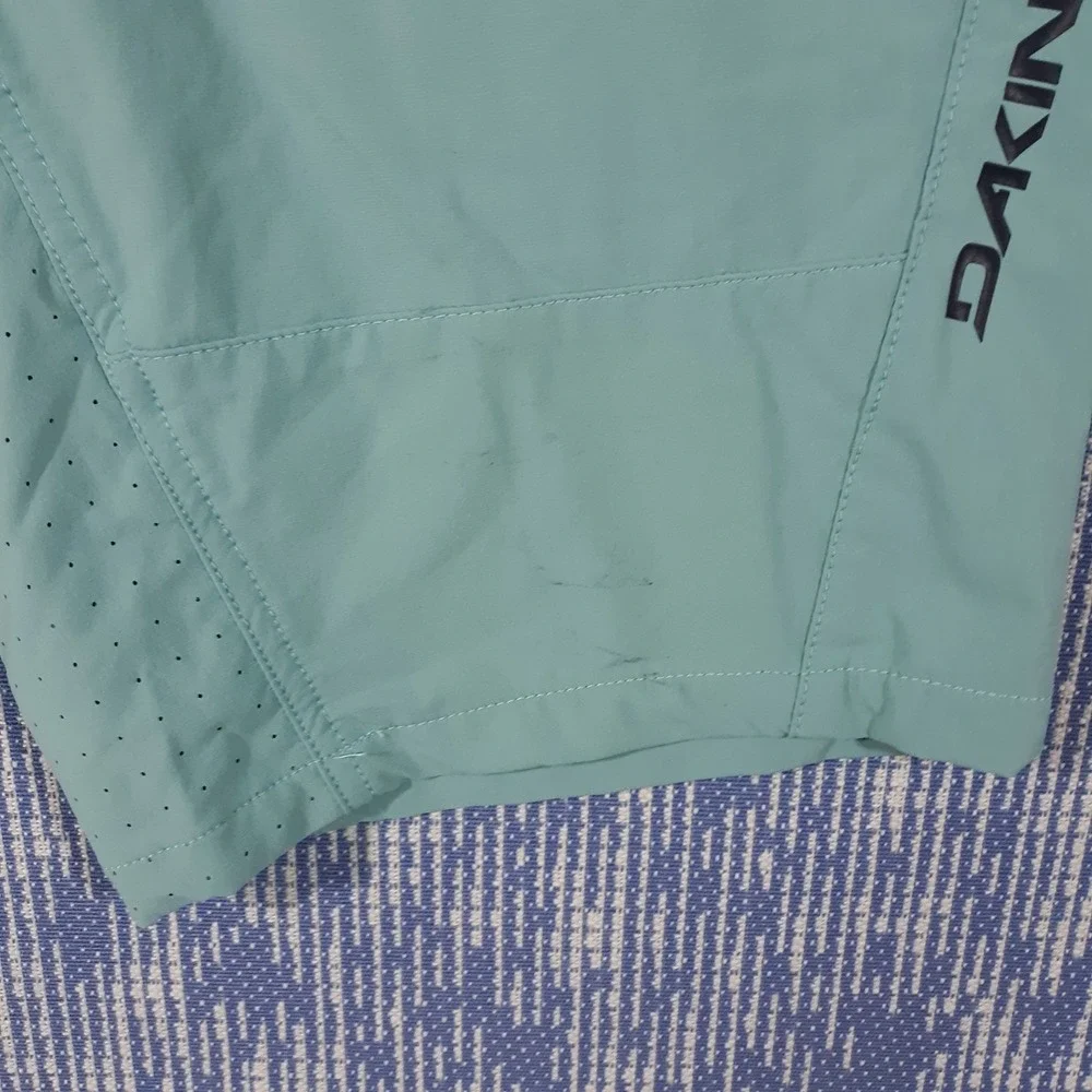 Dakine Mountain Biking Shorts Size Small Adjustable Waist Turquoise